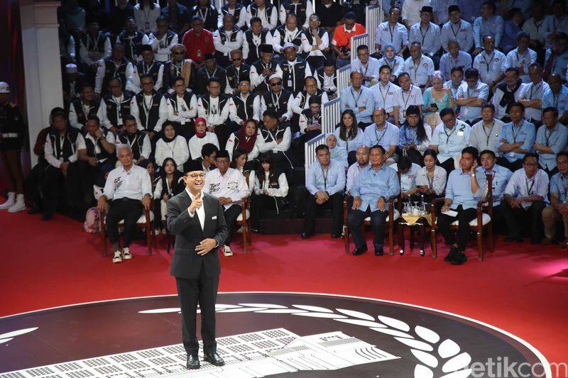 Momen Anies Berbicara Perdana di Panggung Debat Pilpres 2024
