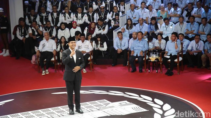 Momen Anies Berbicara Perdana di Panggung Debat Pilpres 2024
