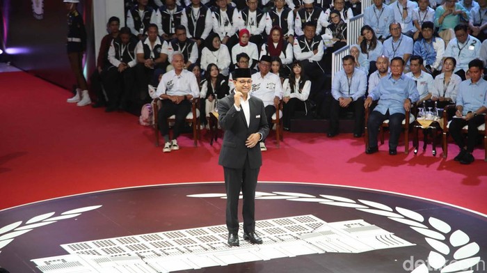 Momen Anies Berbicara Perdana di Panggung Debat Pilpres 2024 Momen Anies Berbicara Perdana di Panggung Debat Pilpres 2024