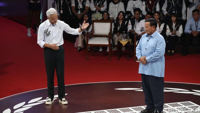 Momen Saling Menanggapi 3 Paslon Capres di Debat Perdana