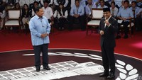 Anies Baswedan kembali menyinggung soal pembangunan Ibu Kota Negara (IKN) Nusantara. Dia mempertanyakan terkait rasa keadilan dalam proses pemindahan ibu kota. Anies membandingkan keputusan pemerintah yang membangun IKN Nusantara termasuk Istana Presiden yang baru, ketika ketersediaan pupuk masih kurang. Anies sebelumnya menilai undang-undang terkait pemindahan ibu kota negara tidak melewati proses dialog publik yang lengkap. Dialog publik justru dilakukan setelah undang-undang tersebut disahkan.