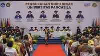 Keenam guru besar tersebut adalah Prof Dr Ir.l Ismail ST MT, Prof Dr Ir Jonbi MM M Si MT, Prof Dr re nat Apt Deni Rahmat S Si M Si. Prof Dr Apt Ni Made Dwi S S Si M Kes, Prof Dr Ir Budhi Muliawan Suyitno IPM, dan Prof Dr Adnan Hamid SH MH MM. 