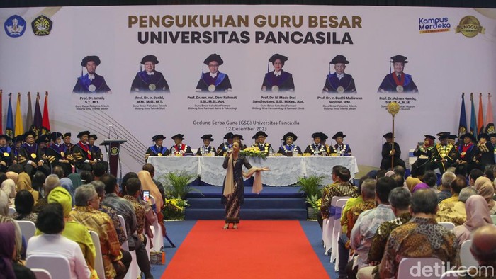 Momen UP Kukuhkan Enam Guru Besar Baru Universitas Pancasila (UP) Jakarta  mengukuhkan enam guru besar dalam upacara pengukuhan yang diselenggarakan di Gedung Serba Guna kampus tersebut, Selasa (12/12/2023).