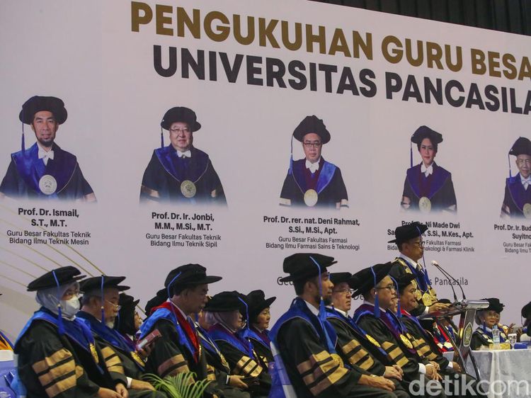 Momen UP Kukuhkan Enam Guru Besar Baru