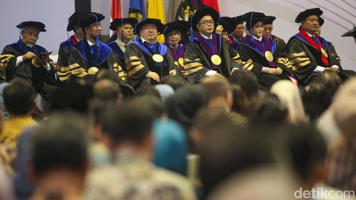 Universitas Pancasila (UP) Jakarta  mengukuhkan enam guru besar dalam upacara pengukuhan yang diselenggarakan di Gedung Serba Guna kampus tersebut, Selasa (12/12/2023).