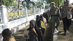 Momen Warga Aceh Hadang Truk Pembawa Ratusan Pengungsi Rohingya