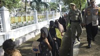 Belum diketahui apakah mereka ditampung sementara di sini atau akan dipindahkan lagi. Sejumlah petugas Satpol PP, polisi dan TNI tampak berjaga-jaga di lokasi.