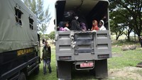 Ketiga kendaraan sempat tertahan sekitar dua jam di lokasi. Petugas Satpol PP dan polisi akhirnya membawa lagi pengungsi ke Banda Aceh. Mereka ditempatkan sementara di Balai Meuseraya Aceh (BMA). Lokasi ini terletak di seberang jalan Kantor Gubernur Aceh.