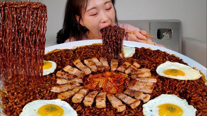 Pengeluaran makan YouTuber mukbang dalam sebulan