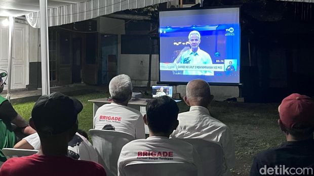 Nobar debat perdana capres di Sekretariat Pemenangan Ganjar-Mahfud NTB di Kota Mataram, Selasa (12/12/2023).
