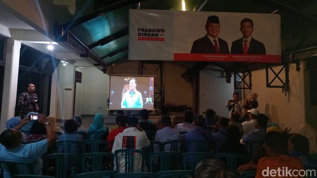 Nonton bareng debat perdana capres di Rumah Pemenangan KIM Solo, Selasa (12/12/2023).