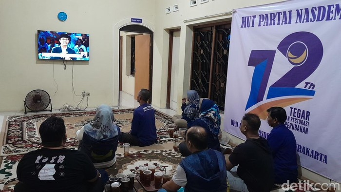 Nonton bareng debat perdana capres Pilpres 2024 di kantor DPD Partai NasDem Kota Solo, Selasa (12/12/2023).