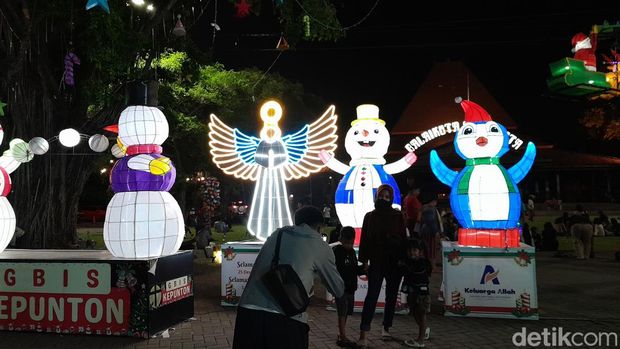 Ornamen-ornamen Natal dan lampion di Kota Solo, Selasa (12/12/2023).