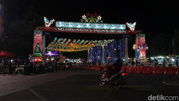 Ornamen-ornamen Natal dan lampion di Kota Solo, Selasa (12/12/2023).