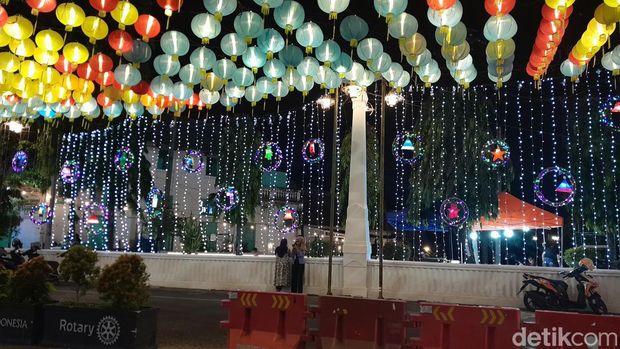 Ornamen-ornamen Natal dan lampion di Kota Solo, Selasa (12/12/2023).