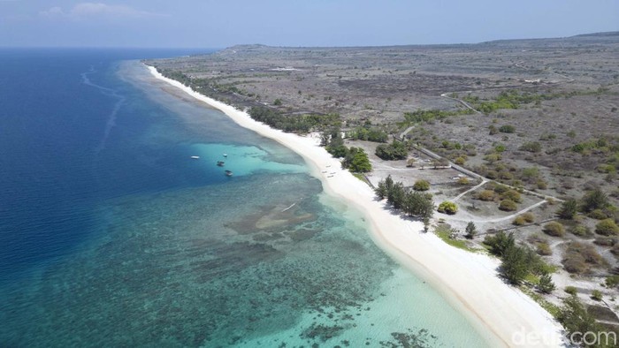 Pantai Puru Kambera di Desa Mondu, Kecamatan Haharu, Kabupaten Sumba Timur, NTT, menawarkan pemandangan yang indah. Begini potretnya dari udara.