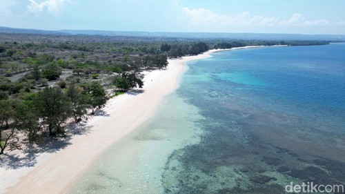 Pantai Puru Kambera di Desa Mondu, Kecamatan Haharu, Kabupaten Sumba Timur, NTT, menawarkan pemandangan yang indah. Begini potretnya dari udara.
