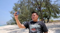 Wisatawan berswafoto di Pantai Puru Kambera.