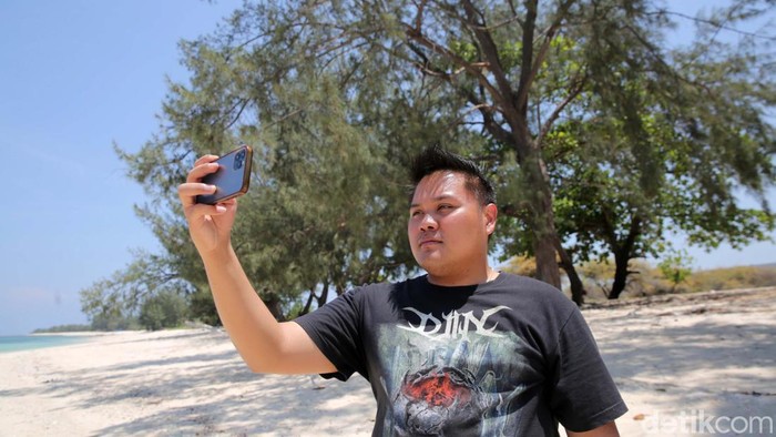 Pantai Puru Kambera Surga Tersembunyi di Sumba Timur Pantai Puru Kambera di Desa Mondu, Kecamatan Haharu, Kabupaten Sumba Timur, NTT, menawarkan pemandangan yang indah. Begini potretnya dari udara.