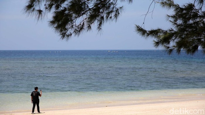 Pantai Puru Kambera Surga Tersembunyi di Sumba Timur Pantai Puru Kambera di Desa Mondu, Kecamatan Haharu, Kabupaten Sumba Timur, NTT, menawarkan pemandangan yang indah. Begini potretnya dari udara.