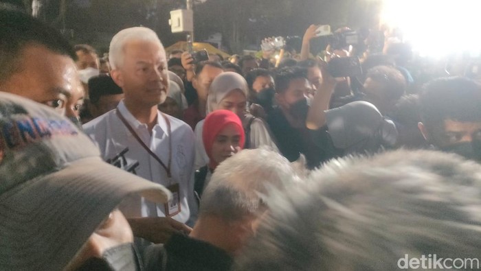 Pasangan capres-cawapres Ganjar Pranowo dan Mahfud Md tiba di KPU RI, Menteng, Jakpus. Ganjar-Mahfud kompak mengenakan kemeja putih bertuliskan sat set. (Anggi M/detikcom)