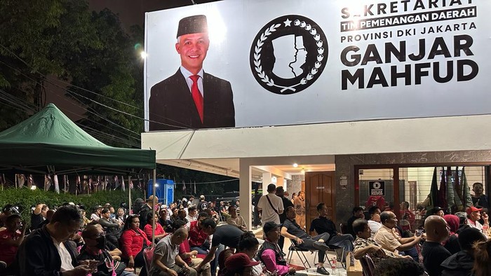 Debat perdana Pilpres 2024 digelar di KPU. Sejumlah relawan dari para paslon pun menggelar nonton bareng, salah satunya Pasukan Ganjar Muda.
