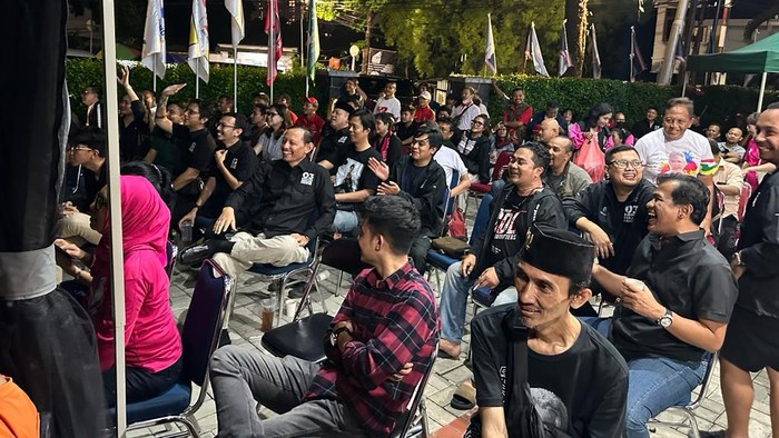 Pasukan Ganjar Muda Gelar Nobar Perdana Debat Pilpres 2024 Debat perdana Pilpres 2024 digelar di KPU. Sejumlah relawan dari para paslon pun menggelar nonton bareng, salah satunya Pasukan Ganjar Muda.