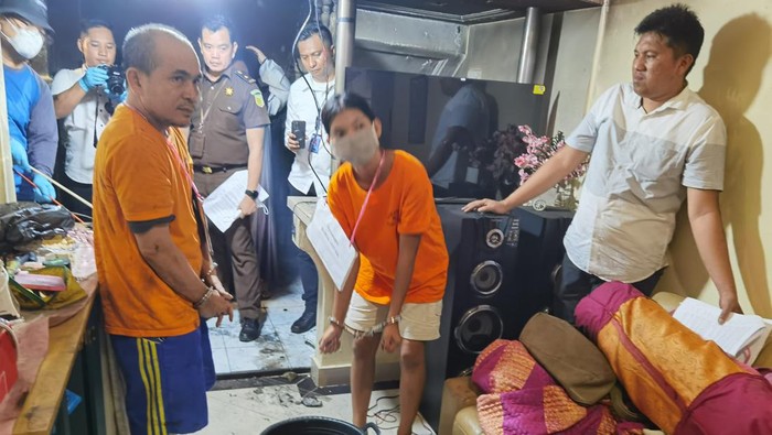 Pelaku Ahmad Yuda dan Bunga Lestari Pulungan saat menjalani rekonstruksi pembunuhan eks Direktur RSUD Sidimpuan. (Foto: dok Polsek Batu Aji)