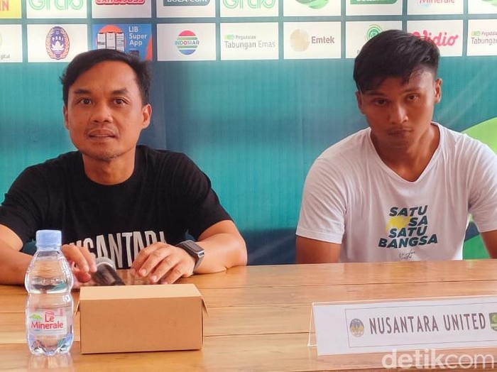 Pelatih dan kiper Nusantara United, Guntur Cahyo Utomo dan Rohan, saat sesi jumpa pers sebelum laga melawan PSIM Jogja di Wisma PSSI, Selasa (12/12/2023).