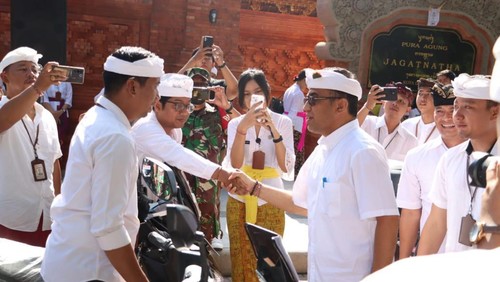 Wali Kota Denpasar I Gusti Ngurah Jaya Negara saat membagikan secara simbolis motor listrik, Selasa (12/12/2023).
