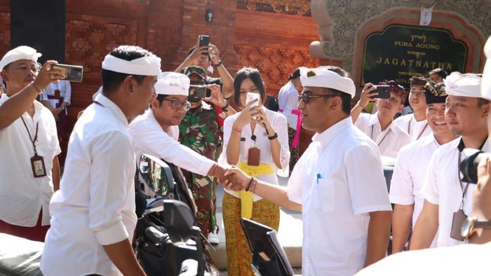 Wali Kota Denpasar I Gusti Ngurah Jaya Negara saat membagikan secara simbolis motor listrik, Selasa (12/12/2023).