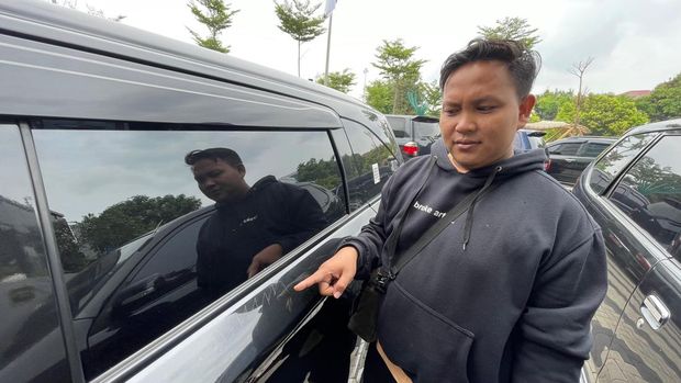 Mobil yang dibaret di kantor Pandanaran Semarang.