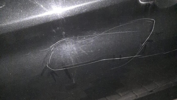 Mobil yang dibaret di kantor Pandanaran Semarang.