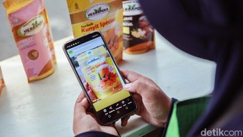 Di sini Sahriuni pun tidak melewatkan kesempatan baik ini. Ia bekerja sama dengan beberapa apotek dan toko oleh-oleh untuk menjual kulakannya.