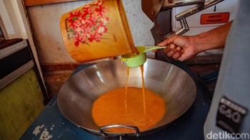 Terbang dari Jakarta menuju Kabupaten Pangkep, Sulawesi Selatan, detikcom pun bertemu dengan sang pemilik Herbamira. Namanya ialah Sahriuni Syam. Ia bercerita, memulai usaha jamu herbal ini pada tahun 2020. Tepatnya ketika pandemi COVID-19 mulai menjadi mimpi buruk untuk masyarakat di Indonesia.