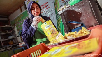 Sahriuni mengatakan, mula-mulanya memasarkan produknya hanya ke keluarga terdekat dan teman-temannya. Ia mengungkapkan, saat ada orderan jamu serbuk baru dibuat, sehingga tidak memproduksi masal yang sisanya disimpan.