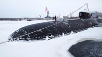 Kapal selam Krasnoyarsk dan Kaisar Alexander III dirakit selama enam tahun terakhir. Sputnik/Mikhail Klimentyev/Kremlin via Reuters.  