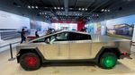 Penampakan Terbaru Tesla Cybertruck, Rodanya Menyala Merah-Hijau