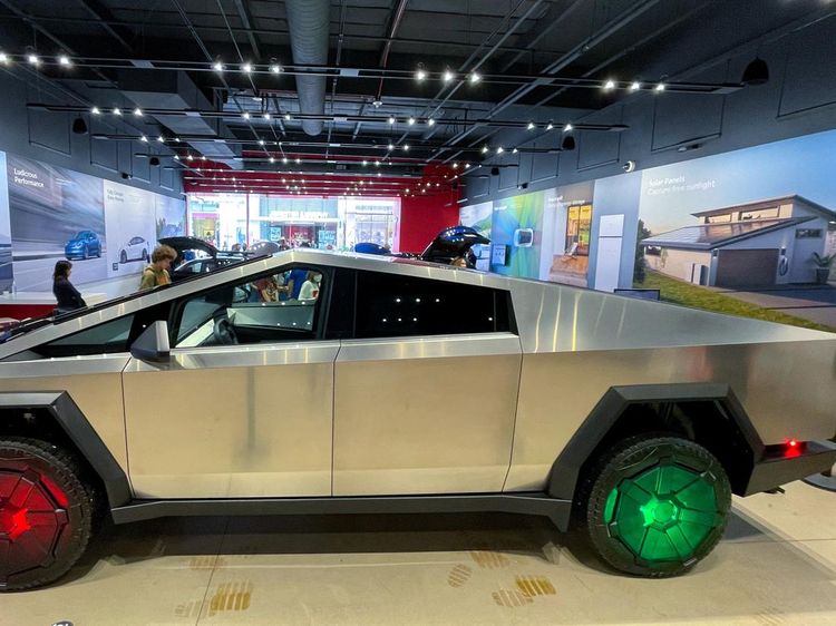 Penampakan Terbaru Tesla Cybertruck, Rodanya Menyala Merah-Hijau