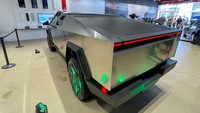Cybertruck ini menggunakan bodi berbahan stainless-steel yang tidak mudah untuk produksi massal. Musk mengatakan butuh 18 bulan untuk mencapai produksi 5.000 unit per pekan yang ditargetkan pada 2025.  