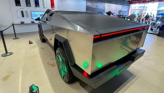 Penampakan Terbaru Tesla Cybertruck, Rodanya Menyala! Tesla's new Cybertruck is shown on display at a Tesla store in San Diego, California, U.S., December 9, 2023. REUTERS/Mike Blake