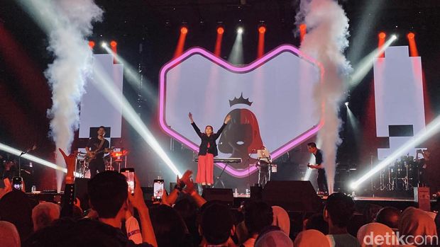 Penampilan Isyana Sarasvati yang mengguncang panggung Lazada Fest Surabaya.