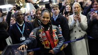Piano tersebut merupakan hadiah dari Elton John untuk Stasiun Kereta Internasional St Pancras, salah satu stasiun kereta api utama London, Inggris. Stasiun tersebut merupakan penghubung London dengan Eropa. REUTERS/Hannah Mckay