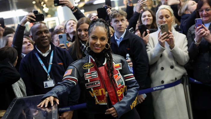 Penampilan Mengejutkan Alicia Keys di Stasiun Kereta London Singer Alicia Keys poses as she gives a surprise performance on Elton John's piano at St. Pancras International Station in London, Britain, December 11, 2023. REUTERS/Hannah McKay