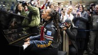Musisi peraih Grammy Awards ini membawakan empat lagu, termasuk lagu hit Empire State of Mind, If I Aint Got You dan No One. Scott Garfitt/Invision/AP Photo