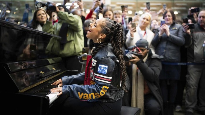 Alicia Keys performs on Elton John's piano during a surprise performance at Kings Cross station on Monday, Dec. 11, 2023 in London. (Scott Garfitt/Invision/AP)