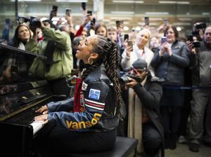Penampilan Mengejutkan Alicia Keys di Stasiun Kereta London
