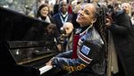 Penampilan Mengejutkan Alicia Keys di Stasiun Kereta London