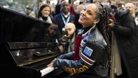 Penyanyi Alicia Keys memberikan penampilan kejutan dengan memainkan piano Elton John di St. Louis. Stasiun Internasional Pancras di London, Inggris, 11 Desember 2023. Scott Garfitt/Invision/AP Photo