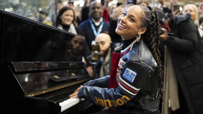 Alicia Keys performs on Elton John's piano during a surprise performance at Kings Cross station on Monday, Dec. 11, 2023 in London. (Scott Garfitt/Invision/AP)